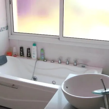 With 4 Bedrooms In With Private Pool And Wifi فيلة *