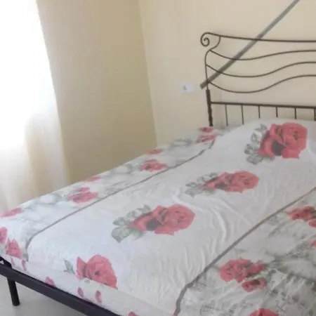 With 4 Bedrooms In With Private Pool And Wifi *