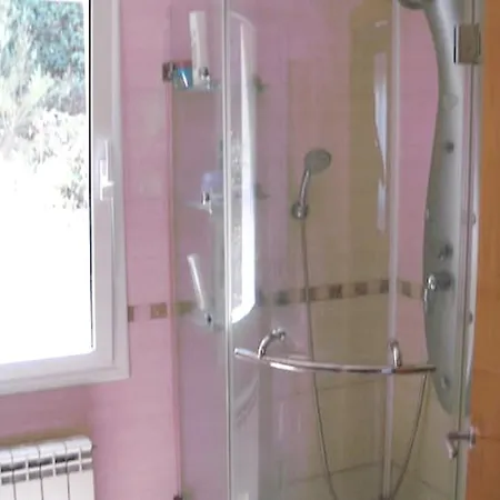 With 4 Bedrooms In With Private Pool And Wifi *