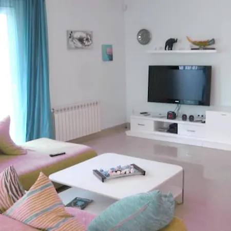 With 4 Bedrooms In With Private Pool And Wifi 빌라 *